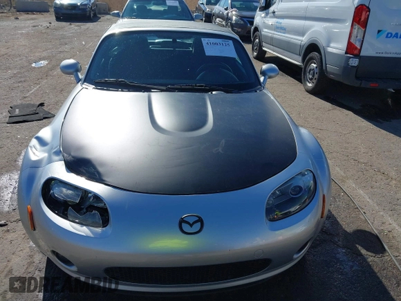 2007 Mazda MX-5 Miata Sport z VIN JM1NC25F170126965, wystawiony jako IAAI lot #41003125 z przebiegiem 99 338 mil mil oraz . Historia ofert i sprzedaży dostępna na DreamBid. Obrazek 12.