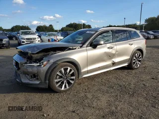 2021 Volvo V60 z VIN YV4102WK0M1076923, wystawiony jako Copart lot #71683813 z przebiegiem 32 399 mil mil oraz . Historia ofert i sprzedaży dostępna na DreamBid. Obrazek 1.