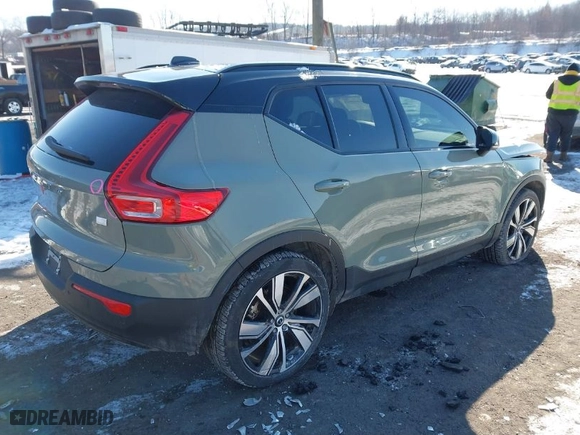 2021 Volvo XC40 with VIN YV4ED3UR4M2525090, listed as a IAAI auction lot 41400975 with 32,992 mi miles. Bid and sale history available at carsss.com. Image 4.