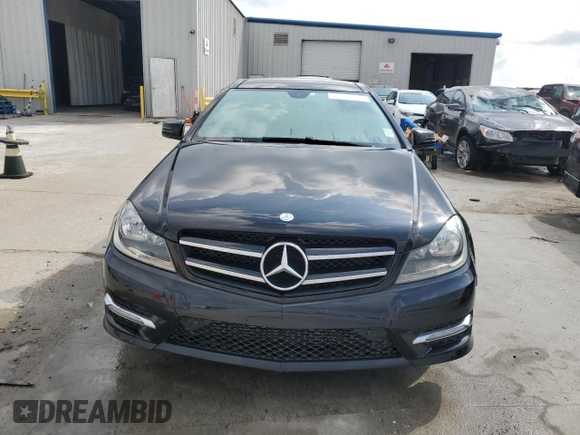 2013 Mercedes-Benz C 250 z VIN WDDGJ4HB5DF967737, wystawiony jako Copart lot #57278155 z przebiegiem 127 644 mil mil oraz Nie do naprawy • Non repairable. Historia ofert i sprzedaży dostępna na DreamBid. Obrazek 5.