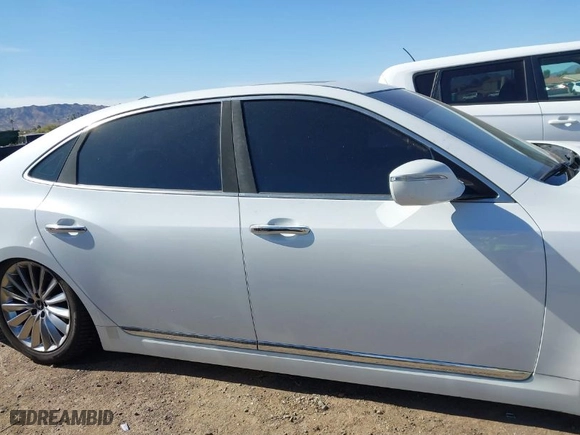 2014 Hyundai Equus Ultimate with VIN KMHGH4JH8EU080789, listed as a IAAI auction lot 41781207 with NaN miles. Bid and sale history available at carsss.com. Image 13.