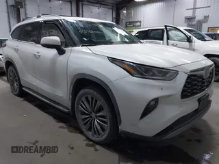 2022 Toyota Highlander Platinum z VIN 5TDFZRBH5NS203414, wystawiony jako IAAI lot #41376200 z przebiegiem 40 876 mil mil oraz . Historia ofert i sprzedaży dostępna na DreamBid. Obrazek 1.