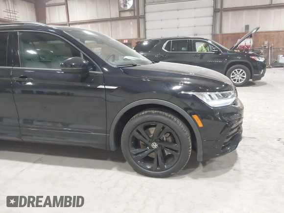 2024 Volkswagen Tiguan SE R-Line Black with VIN 3VV8B7AX8RM103700, listed as a IAAI auction lot 41991238 with 5,084 mi miles and . Bid and sale history available at DreamBid. Image 18.