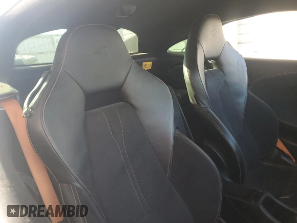 2017 McLaren 570S z VIN SBM13DAA0HW002700, wystawiony jako Copart lot #72814524 z przebiegiem Nie podano mil oraz Szkody całkowita. Historia ofert i sprzedaży dostępna na DreamBid. Obrazek 10.