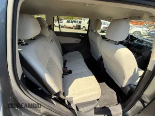 2018 Volkswagen Tiguan S z VIN 3VV0B7AX2JM014870, wystawiony jako Copart lot #57364305 z przebiegiem 118 522 mil mil oraz Czysty tytuł • Clean title. Historia ofert i sprzedaży dostępna na DreamBid. Obrazek 6.