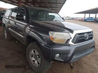 2013 Toyota Tacoma z VIN 3TMLU4EN9DM106995, wystawiony jako IAAI lot #42373093 z przebiegiem Nie podano mil oraz . Historia ofert i sprzedaży dostępna na DreamBid. Obrazek 1.