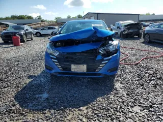2024 Nissan Versa S z VIN 3N1CN8DV8RL849203, wystawiony jako Copart lot #56414195 z przebiegiem 22 127 mil mil oraz Szkoda całkowita • Salvage title. Historia ofert i sprzedaży dostępna na DreamBid. Obrazek 5.