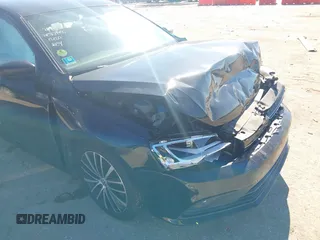 2015 Volkswagen Jetta SE z VIN 3VWD17AJ9FM415626, wystawiony jako IAAI lot #41309967 z przebiegiem 96 681 mil mil oraz . Historia ofert i sprzedaży dostępna na DreamBid. Obrazek 13.