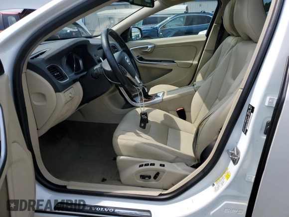2015 Volvo V60 z VIN YV1612SD5F1202932, wystawiony jako Copart lot #56551523 z przebiegiem 83 417 mil mil oraz . Historia ofert i sprzedaży dostępna na DreamBid. Obrazek 7.