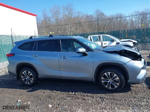 2021 Toyota Highlander XLE with VIN 5TDHZRBH6MS096901, listed as a IAAI auction lot 41695598 with 98,199 mi miles. Bid and sale history available at carsss.com. Image 14.