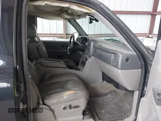 2004 Chevrolet Suburban LT with VIN 1GNEC16Z44J332278, listed as a IAAI auction lot 41902358 with 372,990 mi miles. Bid and sale history available at carsss.com. Image 5.
