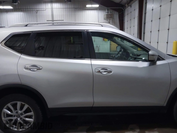 2018 Nissan Rogue SV z VIN 5N1AT2MV8JC709302, wystawiony jako IAAI lot #42063333 z przebiegiem 67 225 mil mil oraz . Historia ofert i sprzedaży dostępna na DreamBid. Obrazek 14.