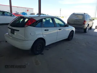 2007 Ford Focus S z VIN 1FAFP37N97W238404, wystawiony jako IAAI lot #42195944 z przebiegiem 168 390 mil mil oraz . Historia ofert i sprzedaży dostępna na DreamBid. Obrazek 4.