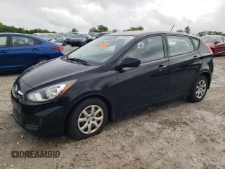2013 Hyundai Accent GS z VIN KMHCT5AE3DU138539, wystawiony jako Copart lot #57944965 z przebiegiem Nie podano mil oraz Czysty tytuł • Clean title. Historia ofert i sprzedaży dostępna na DreamBid. Obrazek 1.