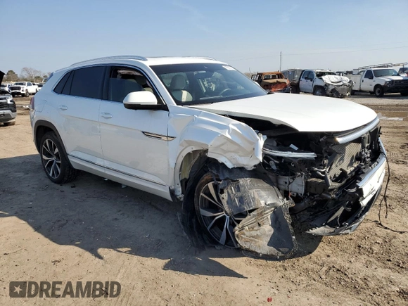 2024 Volkswagen Atlas SEL Premium R-Line with VIN 1V2FE2CA7RC219611, listed as a Copart auction lot 46862235 with 17,570 mi miles and Salvage title. Bid and sale history available at DreamBid. Image 4.