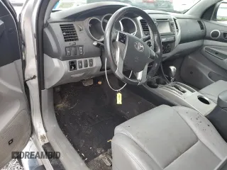 2013 Toyota Tacoma z VIN 5TFMU4FN5DX010469, wystawiony jako Copart lot #55607015 z przebiegiem 140 849 mil mil oraz Szkoda całkowita • Salvage title. Historia ofert i sprzedaży dostępna na DreamBid. Obrazek 8.