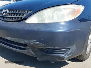 2003 Toyota Camry LE z VIN 4T1BF32K93U050590, wystawiony jako IAAI lot #42300405 z przebiegiem 146 510 mil mil oraz . Historia ofert i sprzedaży dostępna na DreamBid. Obrazek 6.
