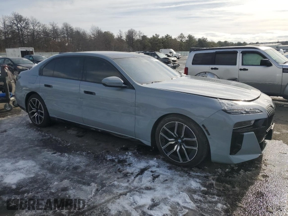 2023 BMW 7 Series 760i xDrive z VIN WBA33EJ00PCM58207, wystawiony jako Copart lot #41809425 z przebiegiem 10 658 mil mil oraz Szkoda całkowita • Salvage title. Historia ofert i sprzedaży dostępna na DreamBid. Obrazek 4.
