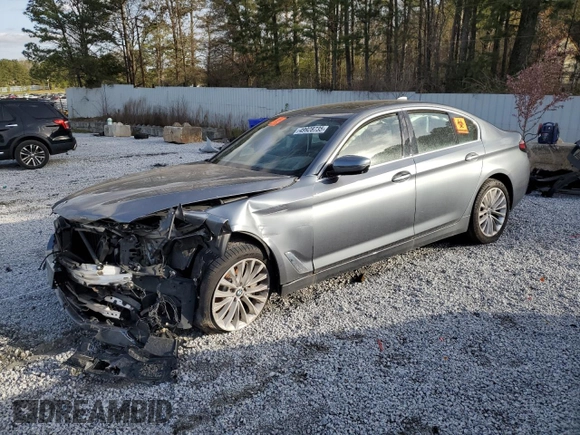 2021 BMW 5 Series 530i z VIN WBA53BH08MCF44747, wystawiony jako Copart lot #49928735 z przebiegiem Nie podano mil oraz Czysty tytuł • Clean title. Historia ofert i sprzedaży dostępna na DreamBid. Obrazek 1.