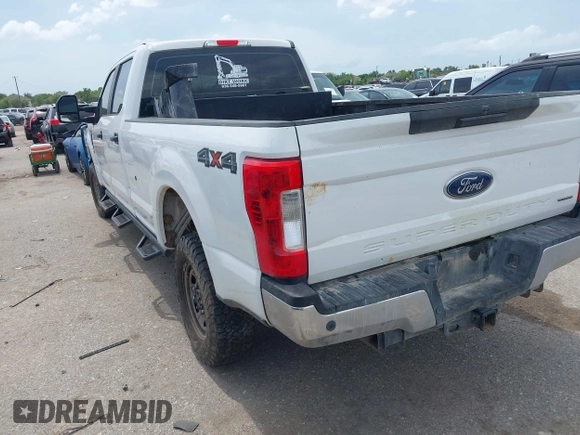2018 Ford F-250 XL z VIN 1FT7W2B60JEC59800, wystawiony jako IAAI lot #42458664 z przebiegiem 198 245 mil mil oraz . Historia ofert i sprzedaży dostępna na DreamBid. Obrazek 3.