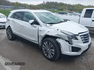 2019 Cadillac XT5 Premium Luxury AWD z VIN 1GYKNFRS8KZ109154, wystawiony jako IAAI lot #42007213 z przebiegiem 59 902 mil mil oraz . Historia ofert i sprzedaży dostępna na DreamBid. Obrazek 1.