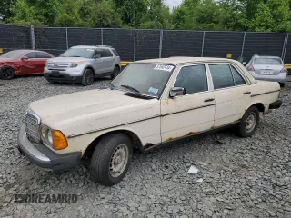 1984 Mercedes-Benz 300 D z VIN WDBAB33A4EA064403, wystawiony jako Copart lot #57552434 z przebiegiem 173 024 mil mil oraz Nie do naprawy • Non repairable. Historia ofert i sprzedaży dostępna na DreamBid. Obrazek 1.