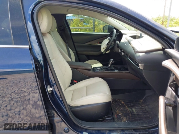 2021 Mazda CX-30 Premium z VIN 3MVDMBDL7MM236474, wystawiony jako IAAI lot #42284515 z przebiegiem 58 565 mil mil oraz . Historia ofert i sprzedaży dostępna na DreamBid. Obrazek 5.