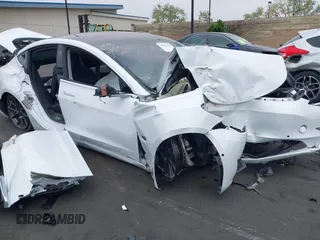 2018 Tesla Model 3 Long Range Battery z VIN 5YJ3E1EA4JF076099, wystawiony jako IAAI lot #42127553 z przebiegiem Nie podano mil oraz . Historia ofert i sprzedaży dostępna na DreamBid. Obrazek 1.