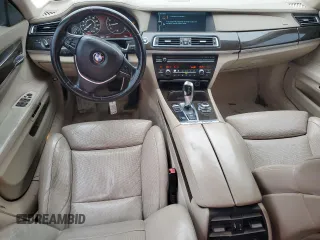 2012 BMW 7 Series 750i z VIN WBAKA8C51CCY37495, wystawiony jako Copart lot #56914295 z przebiegiem 126 697 mil mil oraz Tytuł czysty. Historia ofert i sprzedaży dostępna na DreamBid. Obrazek 8.
