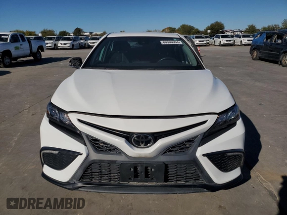 2022 Toyota Camry SE with VIN 4T1G11AK8NU033910, listed as a Copart auction lot 80560594 with 28,298 mi miles and Salvage Title. Bid and sale history available at carsss.com. Image 5.