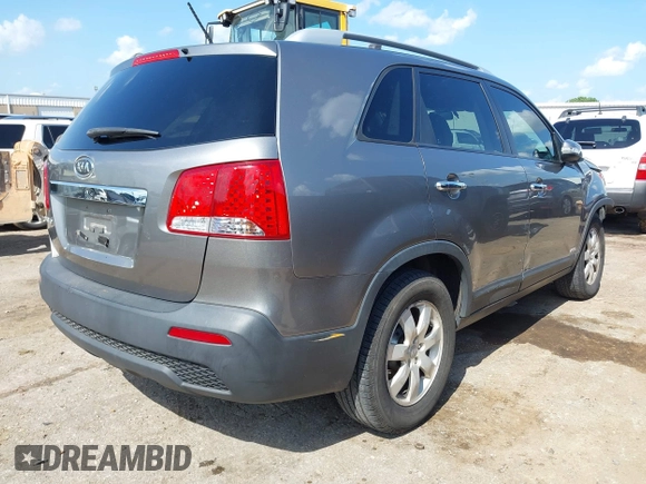 2013 Kia Sorento LX z VIN 5XYKTDA24DG349430, wystawiony jako IAAI lot #42549811 z przebiegiem 204 664 mil mil oraz . Historia ofert i sprzedaży dostępna na DreamBid. Obrazek 4.