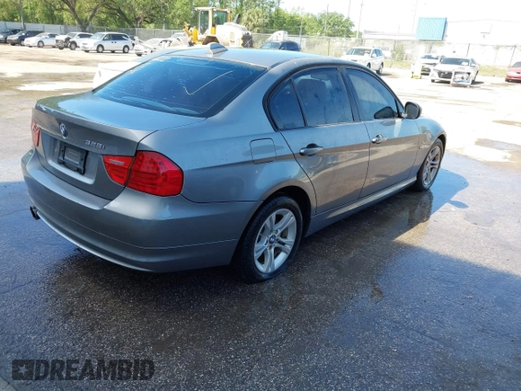 2009 BMW 3 Series 328i with VIN WBAPH77519NM46172, listed as a IAAI auction lot 41842525 with 189,704 mi miles. Bid and sale history available at carsss.com. Image 4.