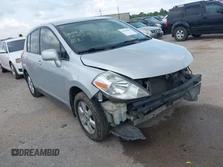 2009 Nissan Versa S z VIN 3N1BC13E09L367514, wystawiony jako IAAI lot #42158680 z przebiegiem 214 106 mil mil oraz . Historia ofert i sprzedaży dostępna na DreamBid. Obrazek 1.