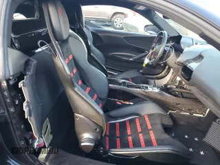 2022 Ferrari SF90 z VIN ZFF95NLA6N0276511, wystawiony jako Copart lot #45742815 z przebiegiem Nie podano mil oraz Szkody całkowita. Historia ofert i sprzedaży dostępna na DreamBid. Obrazek 10.