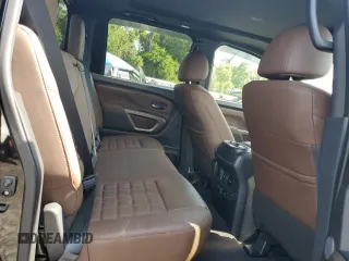 2023 Nissan Titan SV z VIN 1N6AA1ED9PN108095, wystawiony jako Copart lot #57963375 z przebiegiem 21 232 mil mil oraz Szkoda całkowita • Salvage title. Historia ofert i sprzedaży dostępna na DreamBid. Obrazek 10.