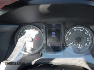 2018 Toyota Tacoma SR5 z VIN 3TMAZ5CN0JM077058, wystawiony jako IAAI lot #41685472 z przebiegiem 37 945 mil mil oraz . Historia ofert i sprzedaży dostępna na DreamBid. Obrazek 7.