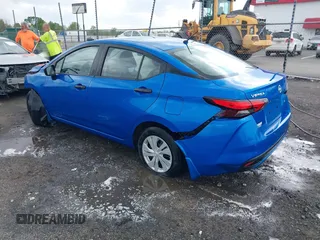 2024 Nissan Versa S z VIN 3N1CN8DV2RL813958, wystawiony jako IAAI lot #41967361 z przebiegiem 37 525 mil mil oraz . Historia ofert i sprzedaży dostępna na DreamBid. Obrazek 3.