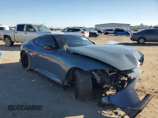 2024 Nissan Z Nismo z VIN JN1BZ4CH0RM360854, wystawiony jako Copart lot #80333234 z przebiegiem 24 237 mil mil oraz Szkody całkowita. Historia ofert i sprzedaży dostępna na DreamBid. Obrazek 4.