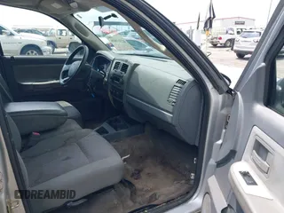 2007 Dodge Dakota SLT z VIN 1D7HE48K27S127788, wystawiony jako IAAI lot #42311626 z przebiegiem 357 130 mil mil oraz . Historia ofert i sprzedaży dostępna na DreamBid. Obrazek 5.