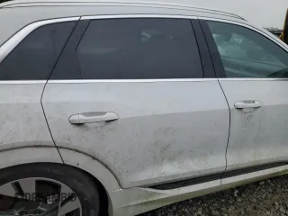 2021 Audi e-tron Premium z VIN WA1AAAGE2MB037094, wystawiony jako Copart lot #58707925 z przebiegiem Nie podano mil oraz Szkody całkowita. Historia ofert i sprzedaży dostępna na DreamBid. Obrazek 10.