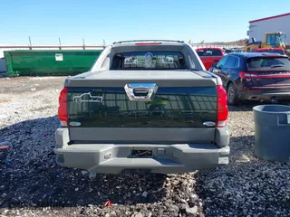2002 Chevrolet Avalanche with VIN 3GNEC13T62G263379, listed as a IAAI auction lot 40907582 with 220,309 mi miles. Bid and sale history available at carsss.com. Image 16.