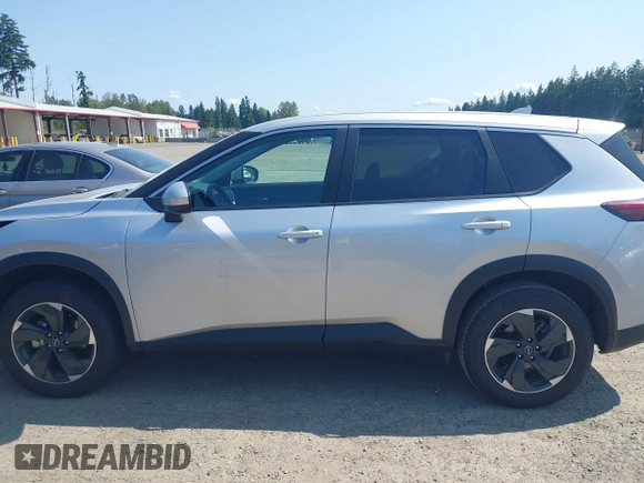 2024 Nissan Rogue SV z VIN 5N1BT3BA4RC678510, wystawiony jako IAAI lot #42408399 z przebiegiem 32 966 mil mil oraz . Historia ofert i sprzedaży dostępna na DreamBid. Obrazek 15.
