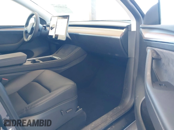 2024 Tesla Model Y Long Range z VIN 7SAYGAEE8RF088791, wystawiony jako IAAI lot #42185399 z przebiegiem 15 339 mil mil oraz . Historia ofert i sprzedaży dostępna na DreamBid. Obrazek 5.