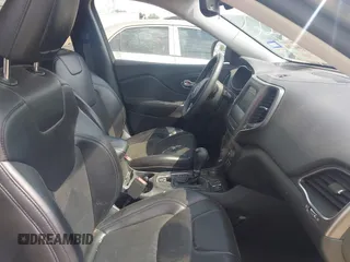 2020 Jeep Cherokee Latitude Plus z VIN 1C4PJMLBXLD568074, wystawiony jako IAAI lot #42164034 z przebiegiem 75 448 mil mil oraz . Historia ofert i sprzedaży dostępna na DreamBid. Obrazek 5.