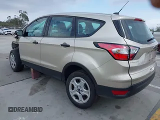 2018 Ford Escape S z VIN 1FMCU0F76JUA99595, wystawiony jako IAAI lot #42369434 z przebiegiem 19 207 mil mil oraz . Historia ofert i sprzedaży dostępna na DreamBid. Obrazek 3.