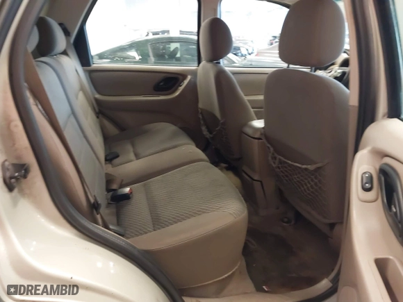 2004 Ford Escape XLT with VIN 1FMYU93164KB05521, listed as a IAAI auction lot 41723219 with 246,369 mi miles. Bid and sale history available at carsss.com. Image 8.