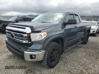 2017 Toyota Tundra SR z VIN 5TFRM5F16HX117710, wystawiony jako Copart lot #56894855 z przebiegiem 61 411 mil mil oraz Szkoda całkowita • Salvage title. Historia ofert i sprzedaży dostępna na DreamBid. Obrazek 1.