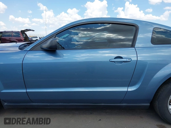 2008 Ford Mustang Deluxe z VIN 1ZVHT80N885150812, wystawiony jako IAAI lot #42428608 z przebiegiem 128 804 mil mil oraz . Historia ofert i sprzedaży dostępna na DreamBid. Obrazek 14.