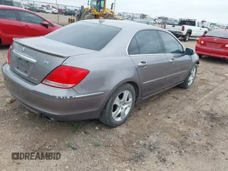 2006 Acura RL z VIN JH4KB16526C006190, wystawiony jako IAAI lot #42351400 z przebiegiem 150 749 mil mil oraz . Historia ofert i sprzedaży dostępna na DreamBid. Obrazek 4.