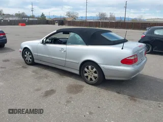 2003 Mercedes-Benz CLK 320 z VIN WDBLK65G23T144294, wystawiony jako IAAI lot #41877556 z przebiegiem 83 649 mil mil oraz . Historia ofert i sprzedaży dostępna na DreamBid. Obrazek 3.